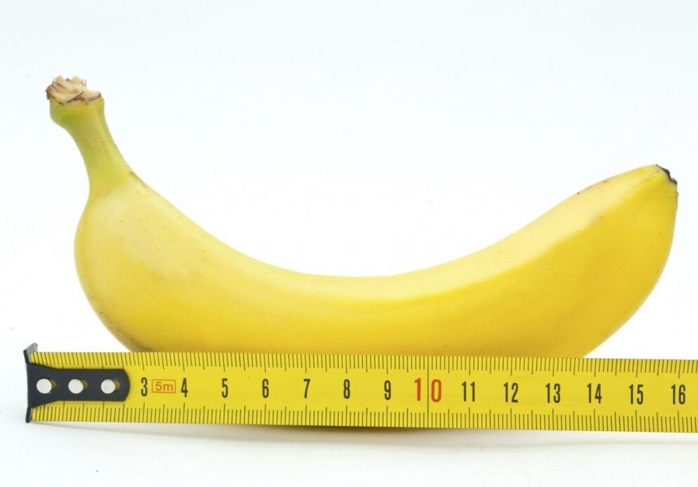 medindo o tamaño do pene usando o exemplo dun plátano